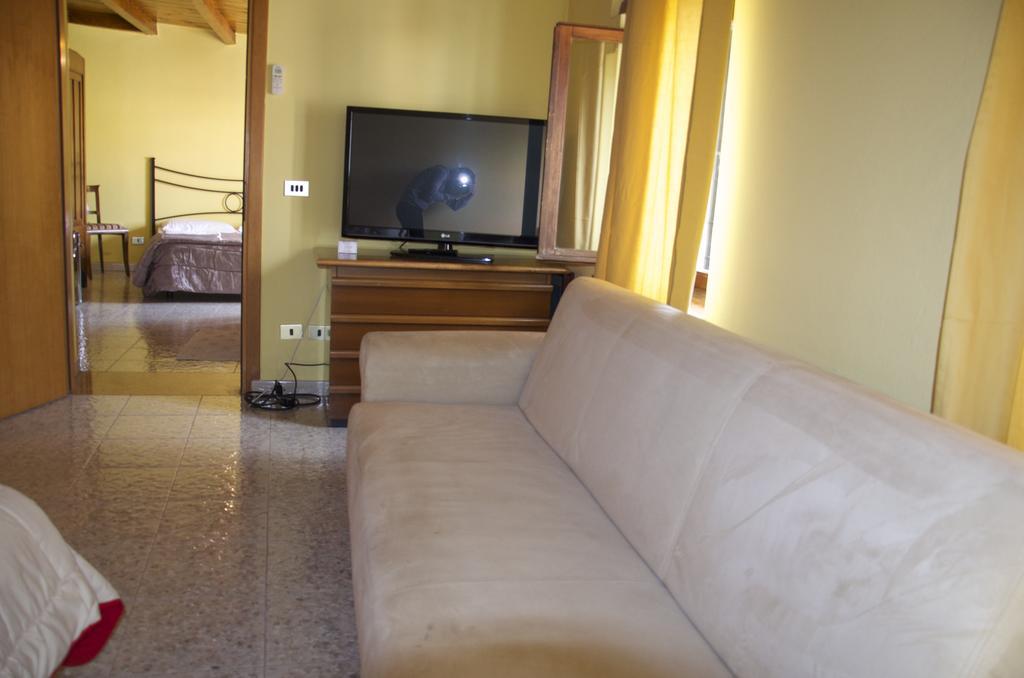 Locanda Al Centrale Caprino Veronese Eksteriør billede
